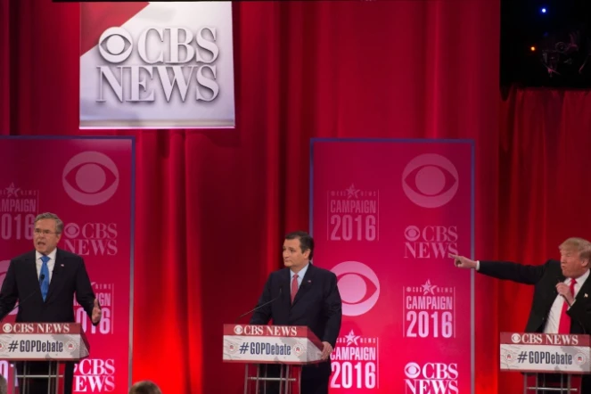 Donald Trump (D) attaque ses rivaux républicains Ted Cruz (C) et Jeb Bush (G) au cours d'un débat télévisé le 13 février 2016 à Greenville (Caroline du Sud) 