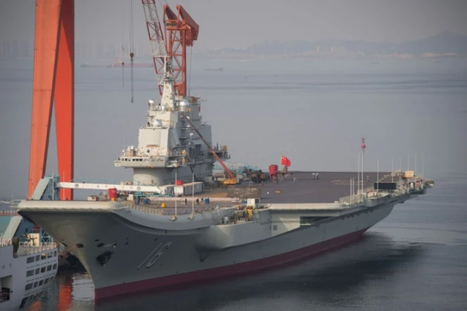 Le porte-avion chinois Liaoning accoste au port martime de Dalian au nord-est de la Chine le 6 juillet 2014 