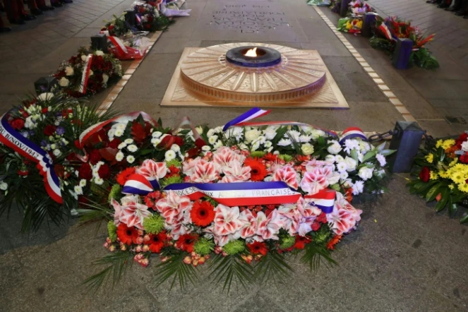 La tombe du soldat inconnu sous l'Arc de Triomphe à Paris, le 9 novembre 2018
