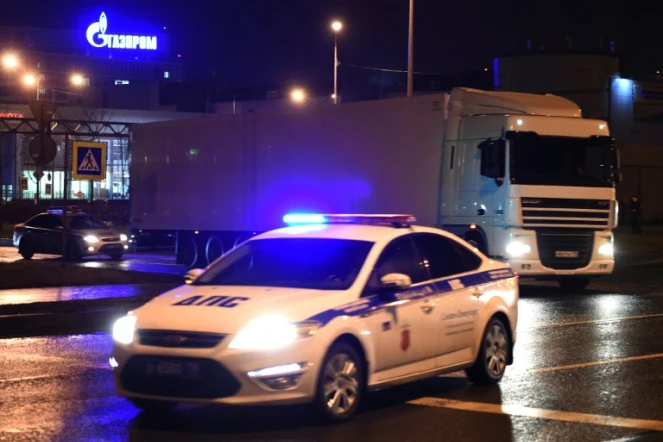 Un convoi transportant les corps d'une partie des 224 personnes tuées dans le crash d'un avion russe en Egypte, quitte le 2 novembre 2015  l'aéroport international de Pulkovo