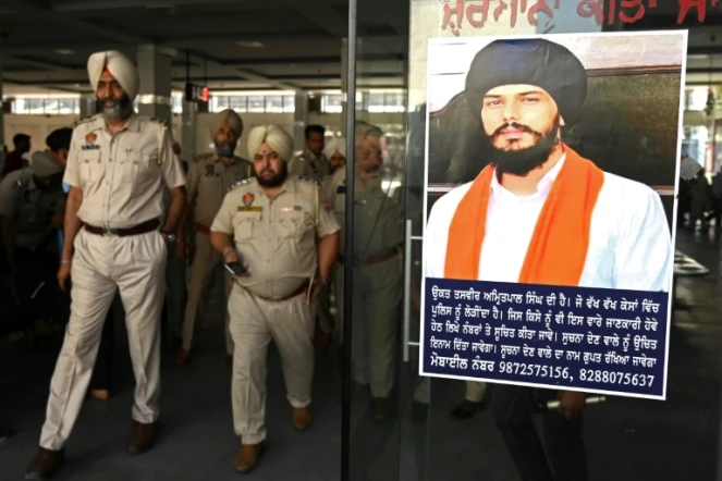 Un avis de recherche du chef séparatiste sikh Amritpal Singh dans une gare d'Amritsar, au Pendjab, le 13 avril 2023