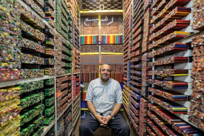 Photo prise le 22 mai 2023 montrant Mohammad Rafi, un vendeur de crayons de couleurs dans son magasin, dans le grand bazar de Téhéran