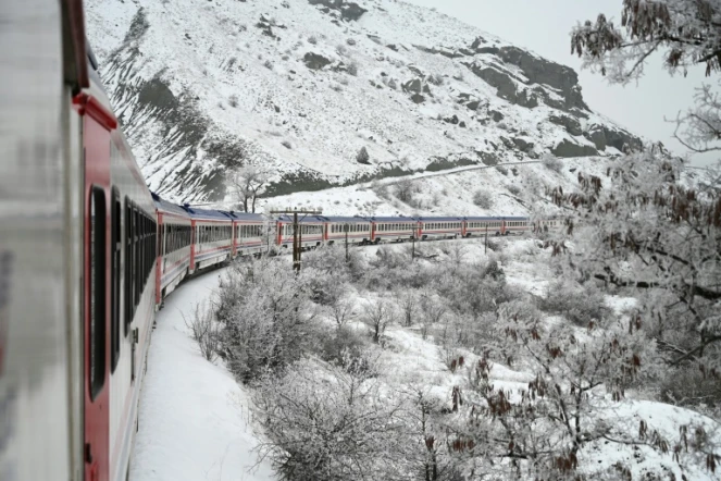L'Express de l'Est traverse un paysage enneigé près d'Ilic, en Turquie, le 6 janvier 2022