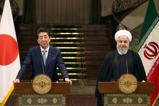 Le président iranien Hassan Rohani (d) et le Premier ministre japonais Shinzo Abe lors d'une conférence de presse commune, le 12 juin 2019 à Téhéran