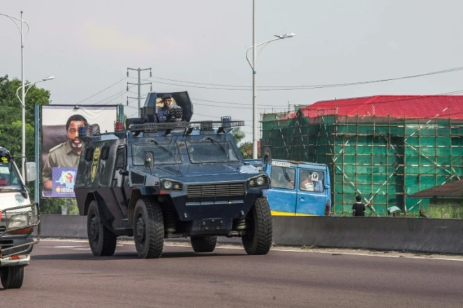 Un véhicule blindé de la police congolaise patrouille dans les rues de Kinshasa, le 30 novembre 2017, lors d'une journée de manifestation
