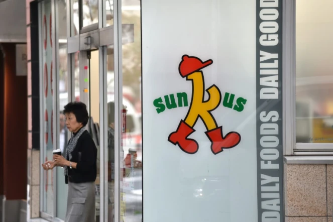 Un magasin Sunkus, l'un des "konbini" qui inondent le marché japonais, à Tokyo le 15 octobre 2015