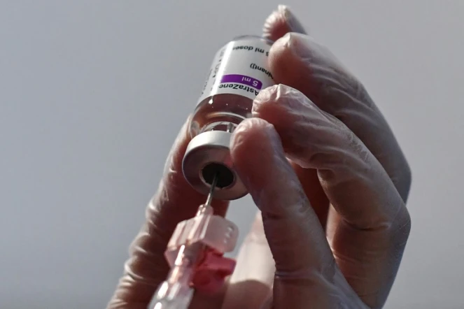 Un volontaire de la Croix Rouge prépare une dose du vaccin AstraZeneca, le 11 février 2021 à Rome