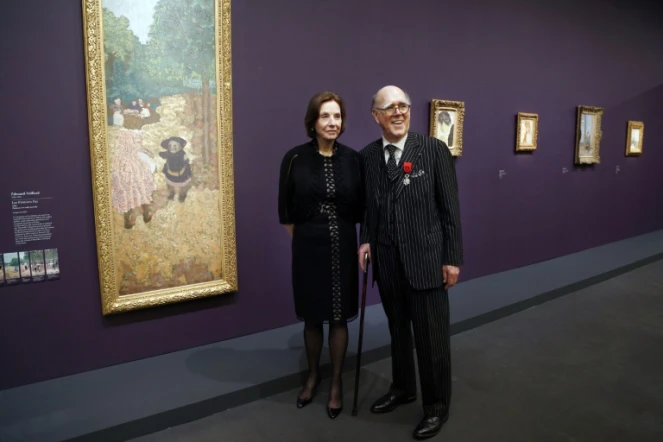 Spencer et Marlene Hays posent près d'un tableau d'Edouard Vuillard, "Les Premiers Pas" (1894), au Musée d'Orsay à paris le 15 avril 2013
