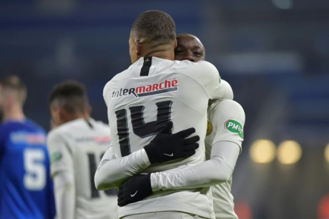 L'attaquant du PSG Moussa Diaby félicité par son coéquipier Kylian Mbappé après son but contre Villefranche-sur-Saône, en Coupe de France, le 6 février 2019 à Décines-Charpieu près de Lyon