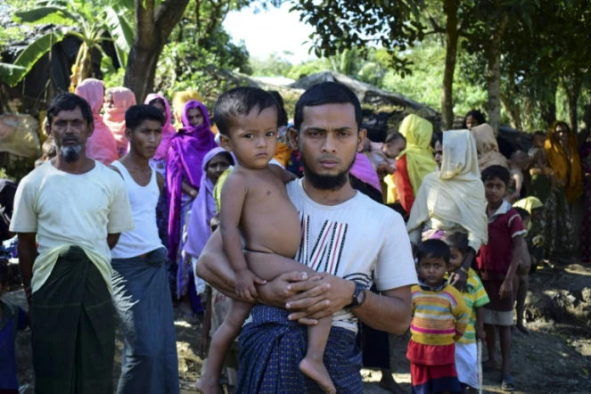 Mohammad Ayaz et son fils, seuls survivants d'une famille rohingya birmane, dans un camp de réfugiés à Ukhiya, au Bangladesh, le 24 novembre 2016