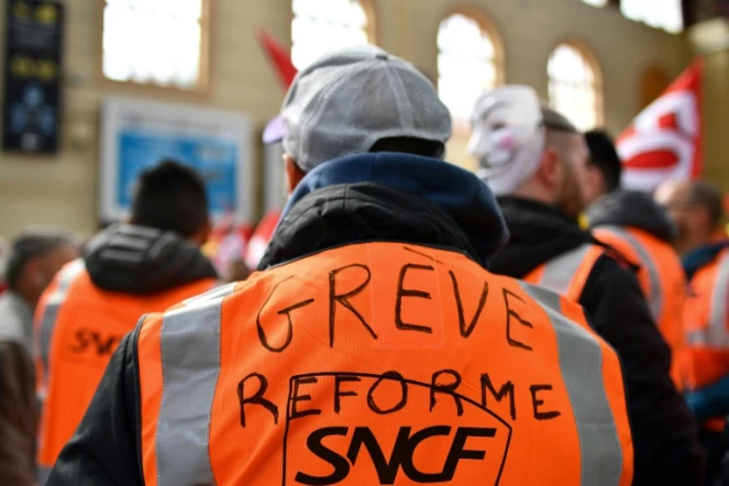 Des agents de la SNCF en grève, le 4 avril 2018 à la gare Saint-Charles de Marseille