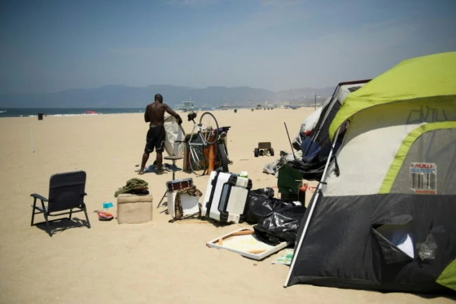 Rodrick Mims, 50 ans, sans-abri "chronique" depuis 15 ans, avec sa tente sur la plage de Venice Beach, en Californie, le 16 juin 2021