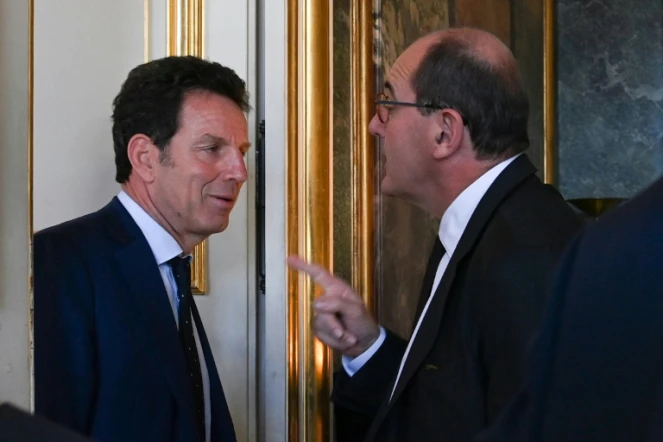 Jean Castex (D) et Geoffroy Roux de Bézieux le 9 juillet 2020 à Paris