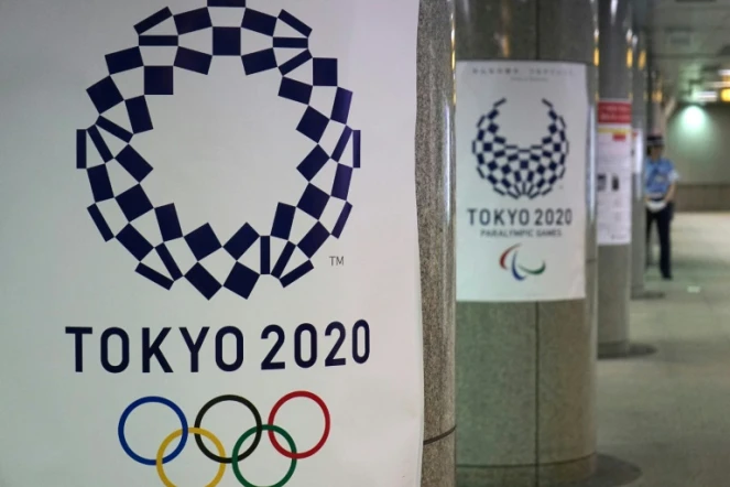 Les logos des Jeux olympiques 2020 affichés dans le métro, à Tokyo, le 21 juillet 2018