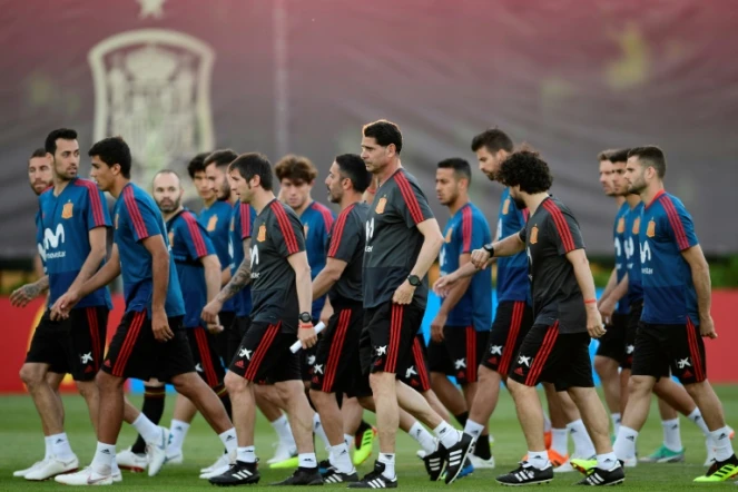 Le nouvel entraîneur de l'Espagne Fernando Hierro et ses adjoints dirigent la première séance d'entraînement de la Roja à Krasnodar, le 13 juin 2018