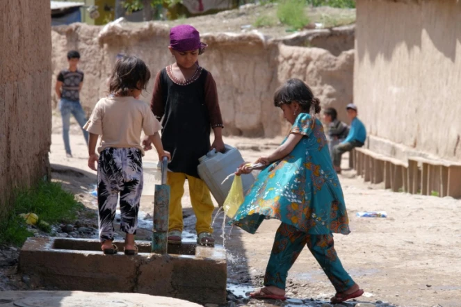 Des enfants à une fontaine, dans un camp situé dans la région de Khatlon, au Tadjikistan, le 8 avril 2016