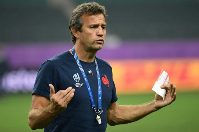 Fabien Galthié, alors adjoint du sélectionneur du XV de France supervise une des séances d'entraînement des Bleus à Oita, le 18 octobre 2019