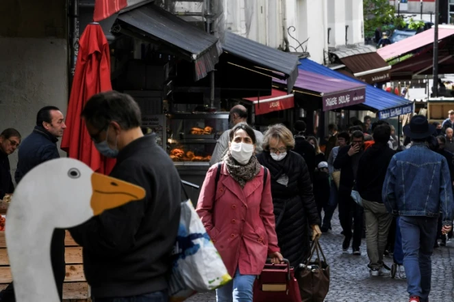 Des Parisiens font leurs courses rue Mouffetard le 2 mai 2020