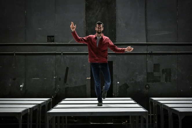 Le highliner français Nathan Paulin pose lors d'une séance photoau Théâtre National de Chaillot à Paris le 9 juin 2022.
