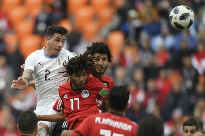 Le défenseur uruguayen Jose Gimenez (g) marque le but de la victoire de la tête contre l'Egypte, le 15 juin 2018 à Ekaterinbourg  