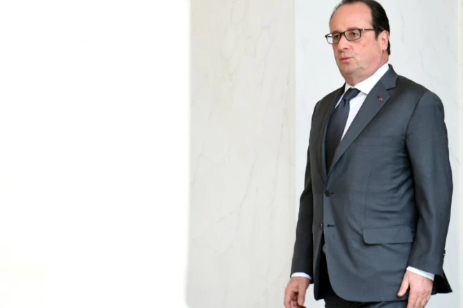 Le président François Hollande sort d'une réunion de cabinet, le 25 novembre 2015 à Paris