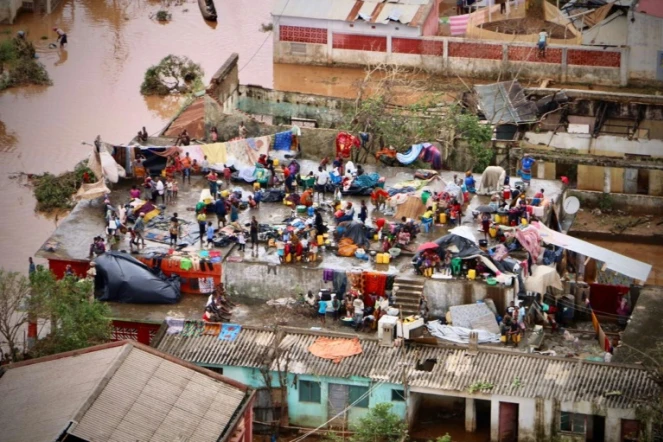 Des personnes sur les toits des maisons inondées après le passage du cyclone Idai, le 20 mars 2019 à Buzi, au Mozambique