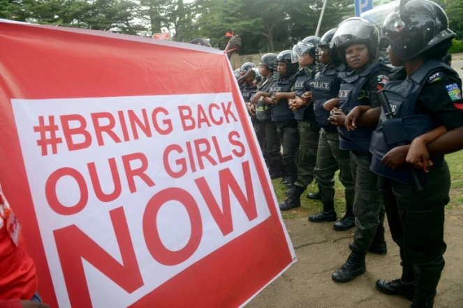 En avril 2014 l'enlèvement à Chibok dans le nord-est du Nigeria de 276 lycéennes par les islamistes de Boko Haram avait déclenché une vague de soutien internationale véhiculée par #BringBackOurGirls.