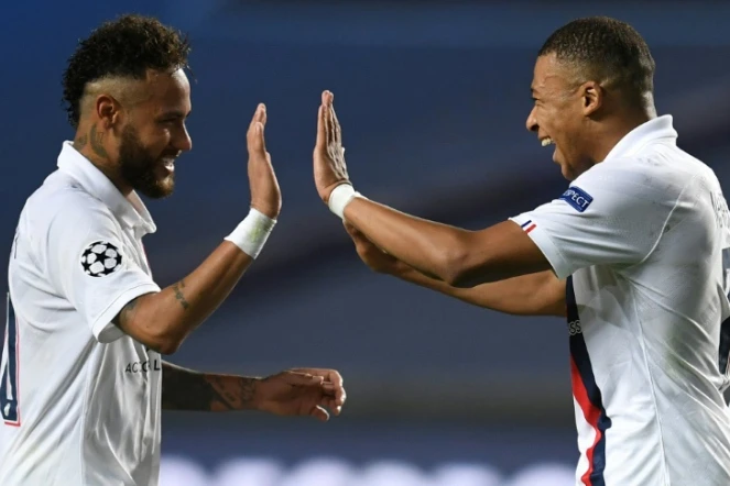 Le duo d'attaquants du PSG Neymar et Kylian Mbappé après la qualification pour la finale de la Ligue des champions, le 12 août 2020 à Lisbonne 