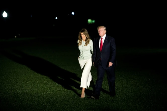 Le président américain Donald Trump et son épouse Melania marchent vers la Maison Blanche, à Washington, le 27 mai 2017