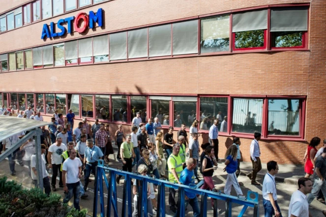 Des employés d'Alstom retournent au travail après une assemblée générale contre la fermeture de leur usine, à Belfort le 13 septembre 2016