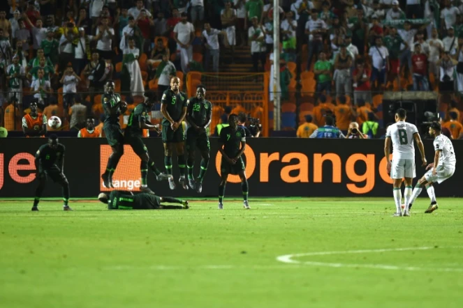 Les Nigérians encaissent un coup franc de l'Algérien Riyad Mahrez à l'ultime minute en demi-finale de la CAN, le 14 juillet 2019 au Caire