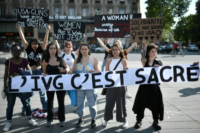 Des défenseuses du droit à l'avortement à Paris, le 24 juin 2022, après la décision des Etats-Unis de revenir sur le droit constitutionnel à l'IVG