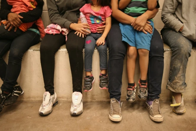 Des femmes et des enfants assis dans une cellule de détention à la frontière américano-mexicaine le 8 septembre 2014