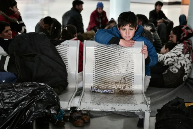 Des réfugiés dans le terminal passagers du port du Pirée, près d'Athènes, le 8 février 2016