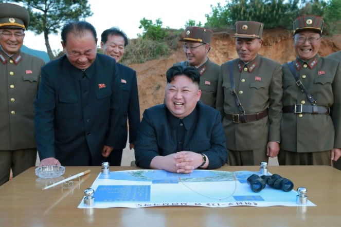 Photo non datée diffusée par l'agence officielle nord-coréenne KCNA le 15 mai 2017 du leader nord-coréen Kim Jong-Un (assis)