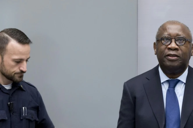 L'ancien président de Côte d'Ivoire, Laurent Gbagbo (d), à l'ouverture de son procès à la CPI, le 28 janvier 2016 à La Haye