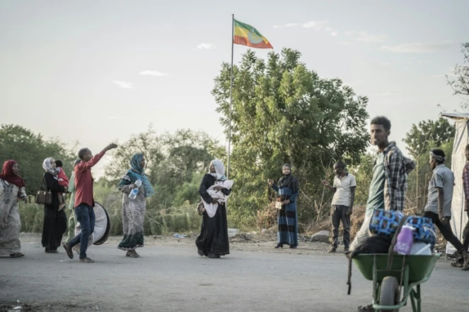 Des hommes et des femmes fuyant le Soudan arrivent en Ethiopie, dans la ville-frontière de Metema, le 4 mai 2023