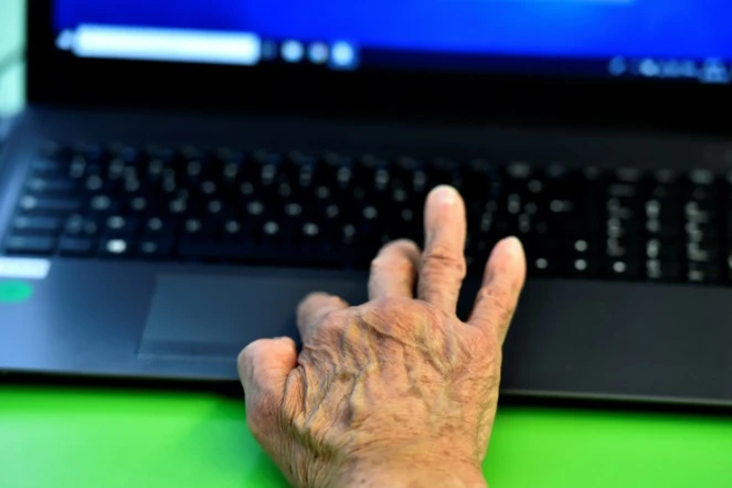 Pour beaucoup d'aînés, le numérique a permis de rétablir des contacts pendant le confinement, selon une étude publiée en juin par Les petits frères des pauvres