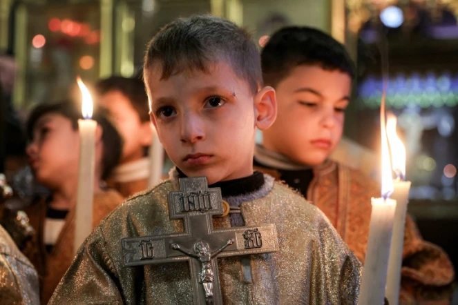 Un jeune diacre lors du service du matin de Noël à l'église orthodoxe grecque Saint-Porphyre de Gaza le 7 janvier 2025