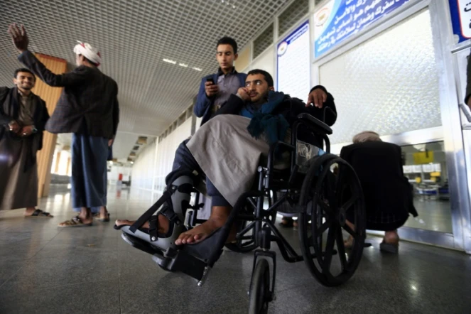 Des rebelles Houthis blessés attendent à l'aéroport de Sanaa (Yémen) d'être évacués vers Oman, le 3 décembre 2018