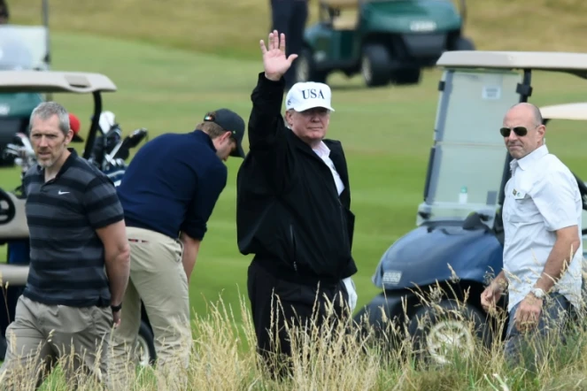 Le président américain Donald Trump (c) sur le parcours de golf de son luxueux complexe hôtelier de Turnberry, le 14 juillet 2018 en Ecosse