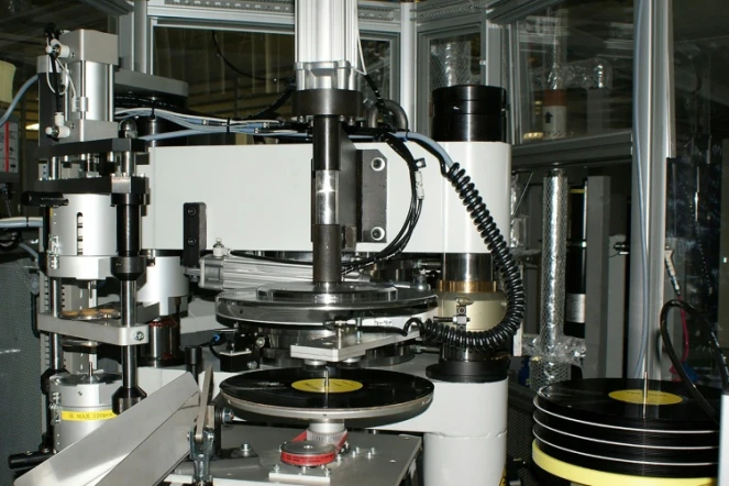 Une machine pour fabriquer des disques vinyles dans une usine Sony à Yoshida, sur une photo fournie par la compagnie le 28 juin 2017