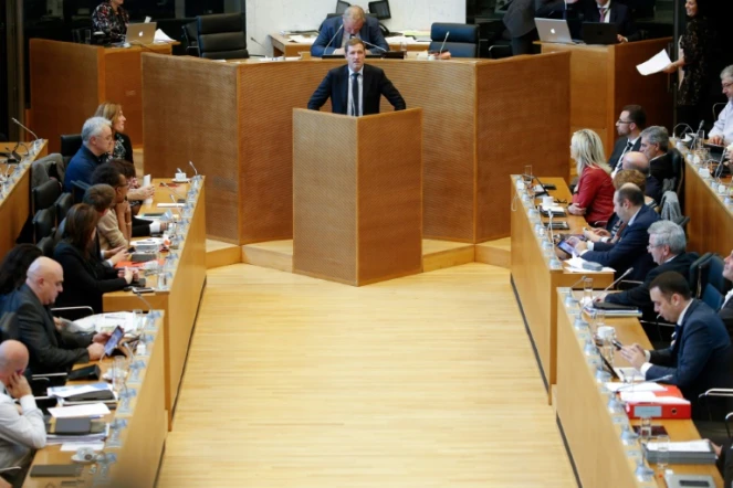 Des membres du Parlement de Wallonie à Namur, capitale de la région francophone du sud de la Belgique, en session plénière sur l'accord de libre-échange UE-Canada (CETA), le 28 octobre 2016 