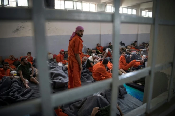 Des jihadistes présumés du groupe Etat islamique (EI) détenus dans une prison kurde du nord-est de la Syrie, le 26 octobre 2019 dans la province de Hassaké