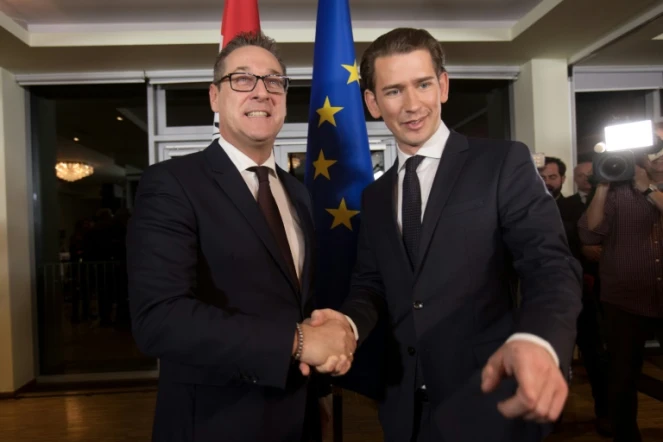 Le conservateur Sebastian Kurz (g), futur chancelier, et Heinz-Christian Strache, du FPÖ (extrême droite), futur vice-chancelier, lors d'une conférence de presse, le 16 décembre 2017 à Vienne