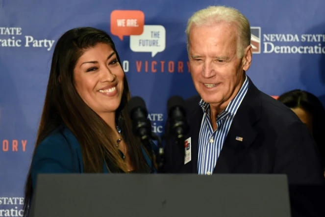 L'ancien vice-président américain Joe Biden et l'ex-élue démocrate de l'Assemblée du Nevada Lucy Flores en 2014, alors qu'elle était en campagne pour le poste de gouverneure adjointe de cet Etat