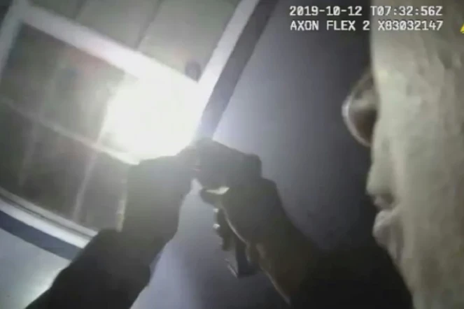 Cette vidéo transmise par la police de Fort Worth, au Texas, montre l'intervention du 12 octobre 2019 au cours de laquelle un policier blanc a tué une jeune femme noire à son domicile