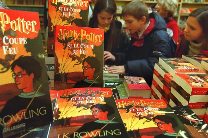 Des enfants découvrent le quatrième tome des aventures de Harry Potter, "Harry Potter et la coupe de feu" de J.K Rowling, dans une librairie à Bordeaux, le 29 novembre 2000