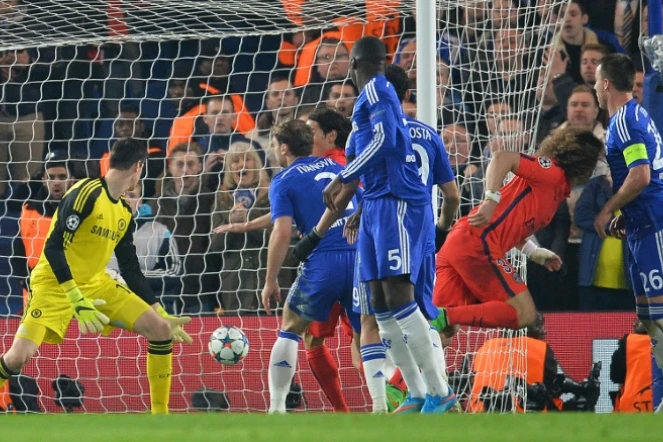 Le défenseur du PSG et ancien joueur de Chelsea David Luiz inscrit un but contre son ancienne équipe, le 11 mars 2015 à Stamford Bridge