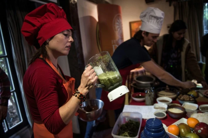 La chef chilienne Natalia Revelant, spécialisée en gastronomie végétarienne, agrémente ses plats à l'aide d'un ingrédient secret, le cannabis, le 24 mai 2017 à Santiago